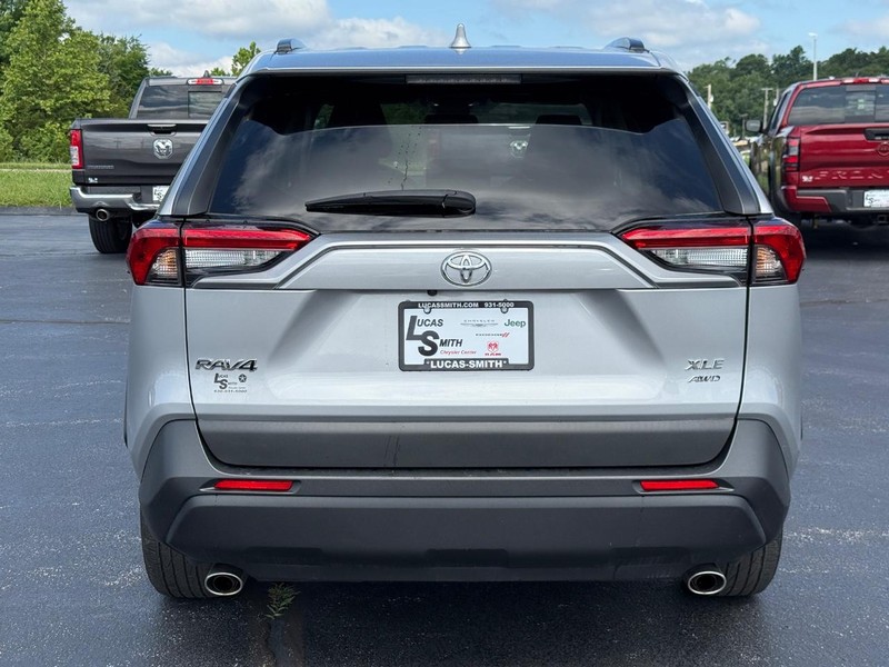 Toyota RAV4 Vehicle Full-screen Gallery Image 5