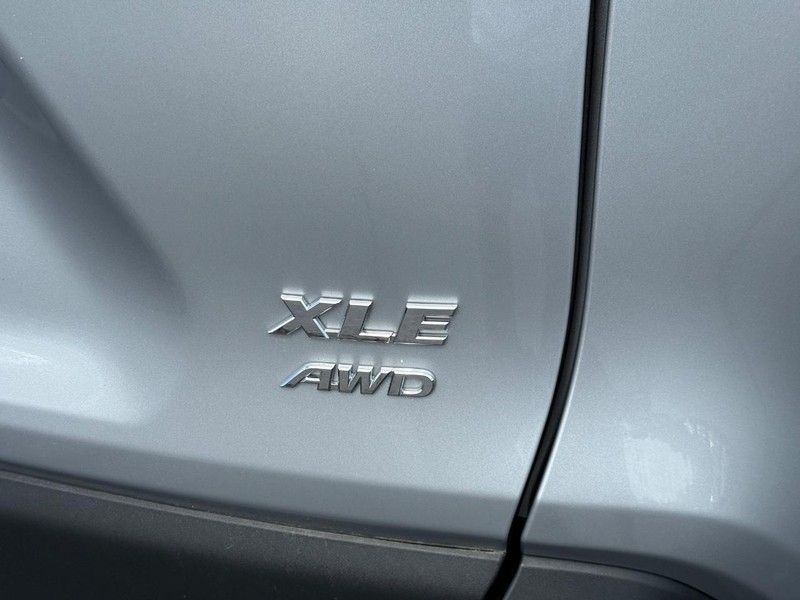 Toyota RAV4 Vehicle Full-screen Gallery Image 6