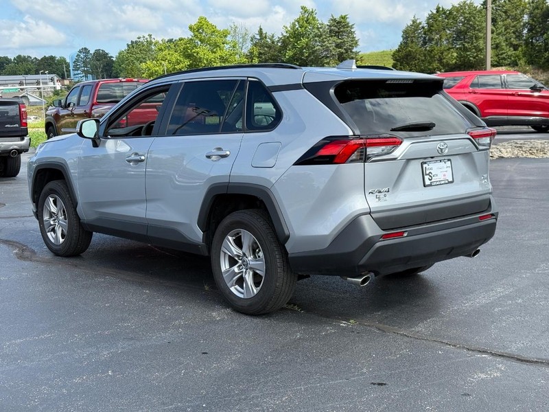 Toyota RAV4 Vehicle Full-screen Gallery Image 7