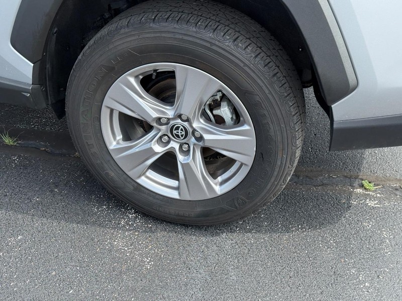 Toyota RAV4 Vehicle Full-screen Gallery Image 8