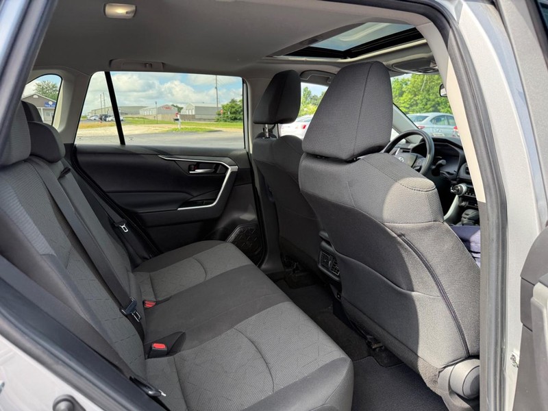 Toyota RAV4 Vehicle Full-screen Gallery Image 11