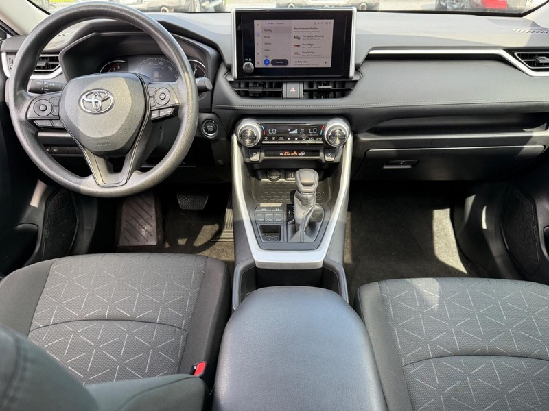 Toyota RAV4 Vehicle Full-screen Gallery Image 12