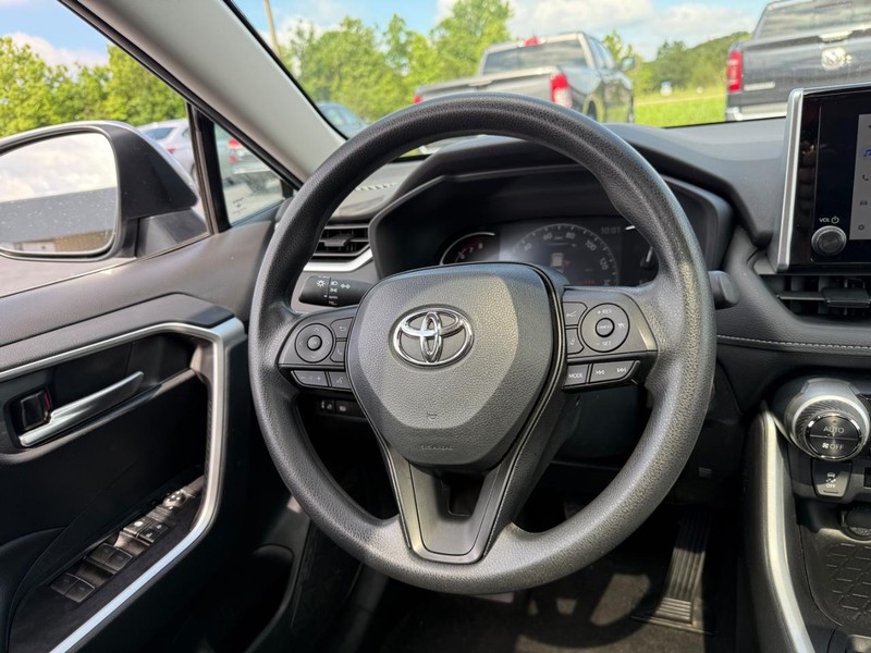 Toyota RAV4 Vehicle Full-screen Gallery Image 13
