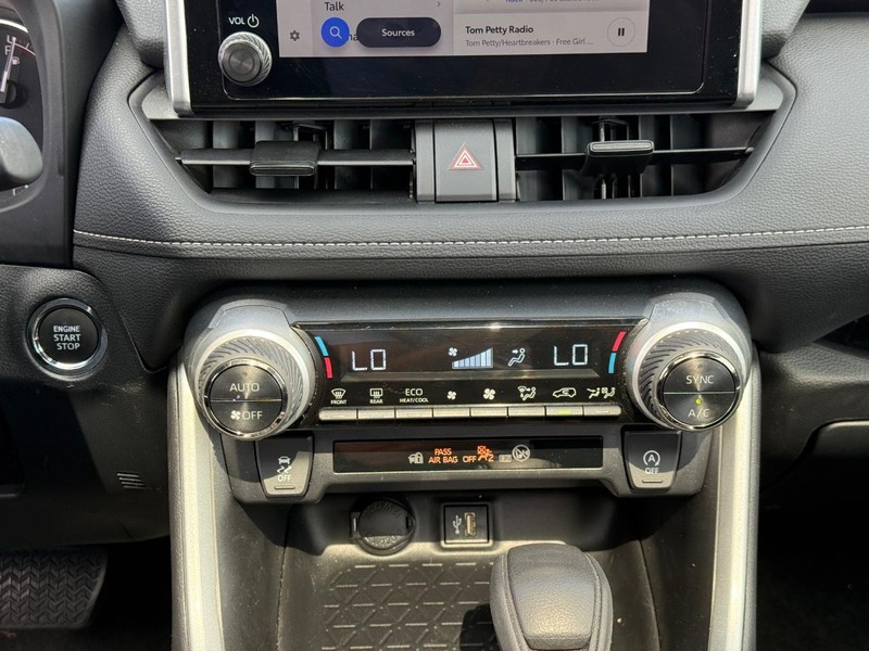 Toyota RAV4 Vehicle Full-screen Gallery Image 15