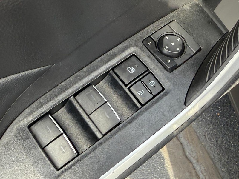 Toyota RAV4 Vehicle Full-screen Gallery Image 16