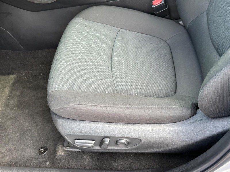 Toyota RAV4 Vehicle Full-screen Gallery Image 17