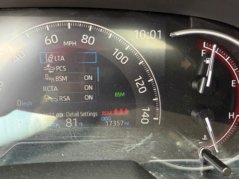 Toyota RAV4 Vehicle Full-screen Gallery Image 21