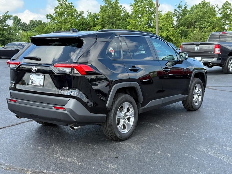 Toyota RAV4 Vehicle Full-screen Gallery Image 3