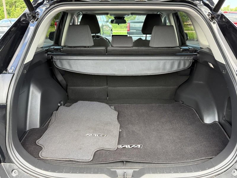 Toyota RAV4 Vehicle Full-screen Gallery Image 4