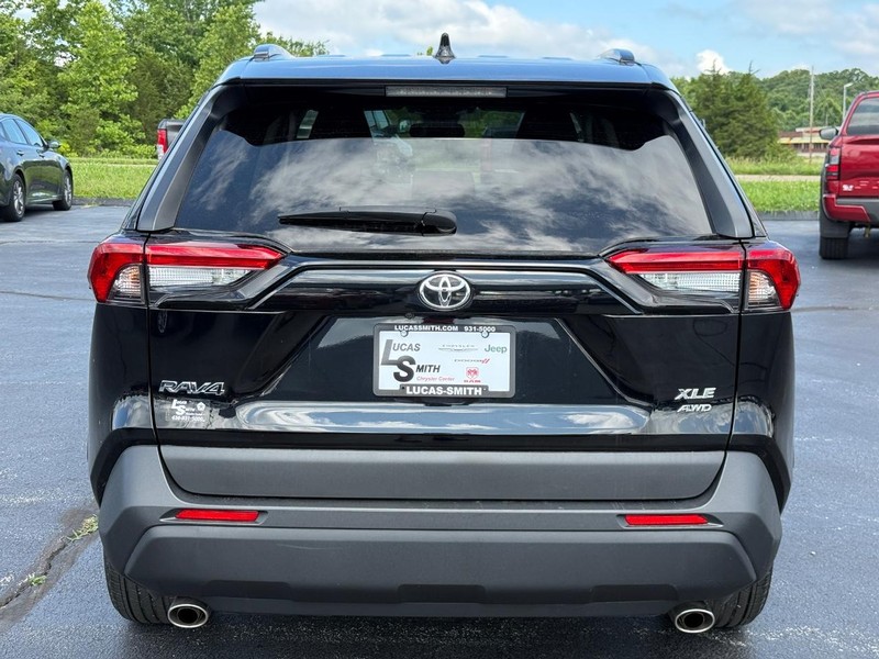 Toyota RAV4 Vehicle Full-screen Gallery Image 5