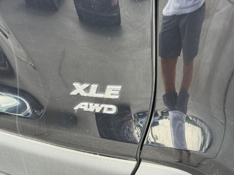 Toyota RAV4 Vehicle Full-screen Gallery Image 6