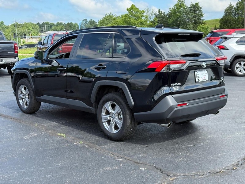 Toyota RAV4 Vehicle Full-screen Gallery Image 7