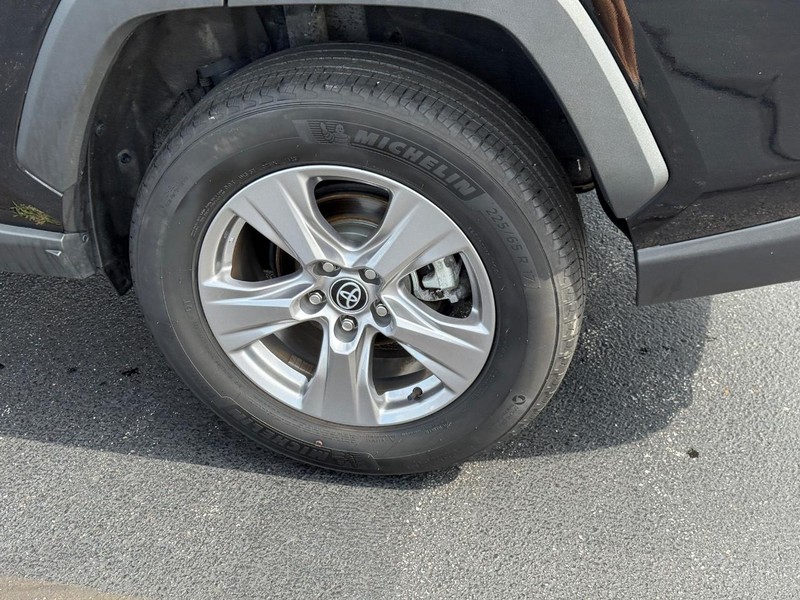 Toyota RAV4 Vehicle Full-screen Gallery Image 8