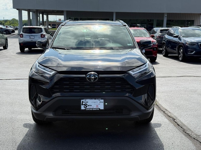 Toyota RAV4 Vehicle Full-screen Gallery Image 10