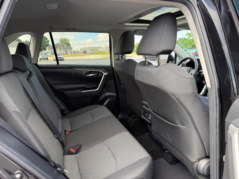 Toyota RAV4 Vehicle Full-screen Gallery Image 11