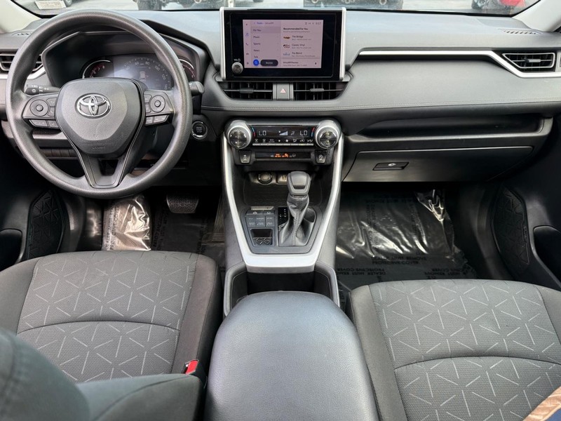 Toyota RAV4 Vehicle Full-screen Gallery Image 12