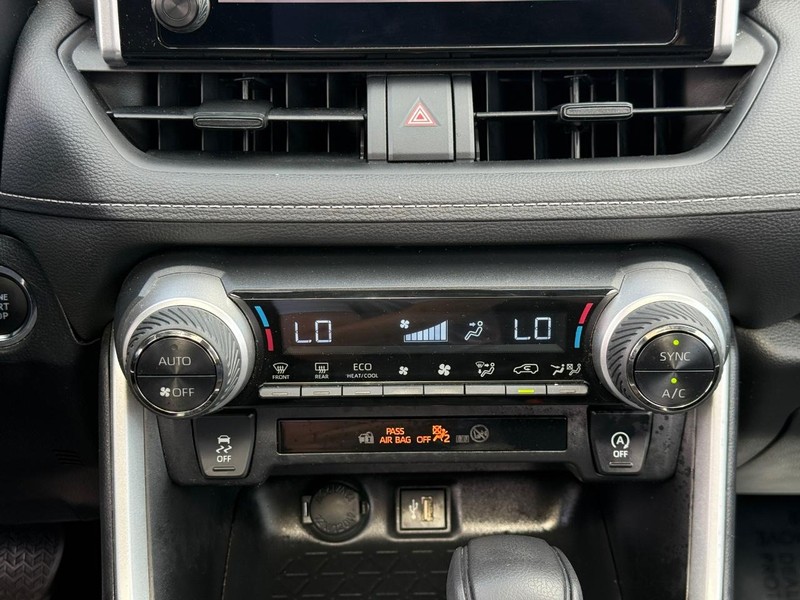 Toyota RAV4 Vehicle Full-screen Gallery Image 15