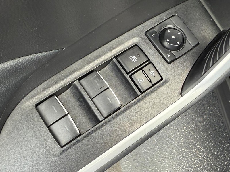 Toyota RAV4 Vehicle Full-screen Gallery Image 16