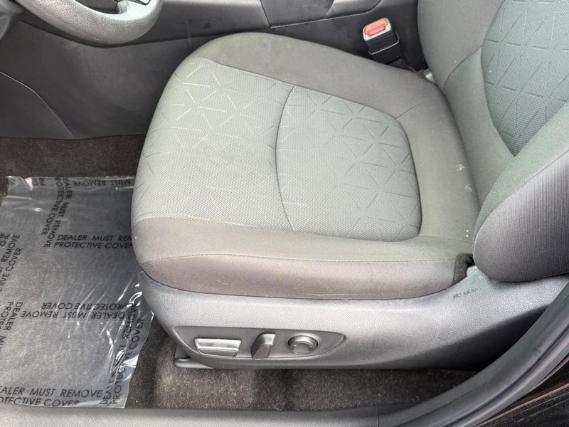 Toyota RAV4 Vehicle Full-screen Gallery Image 17