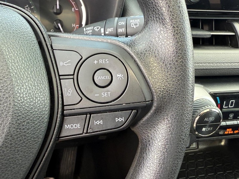 Toyota RAV4 Vehicle Full-screen Gallery Image 19