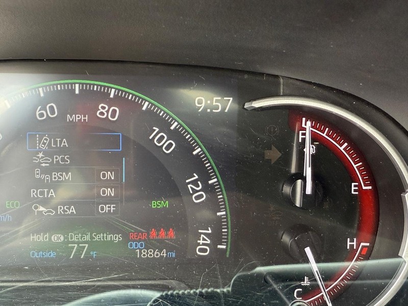 Toyota RAV4 Vehicle Full-screen Gallery Image 21