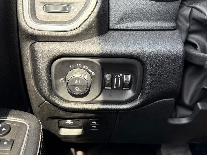 Ram 1500 Vehicle Full-screen Gallery Image 17