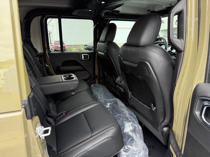 Jeep Gladiator Vehicle Full-screen Gallery Image 7