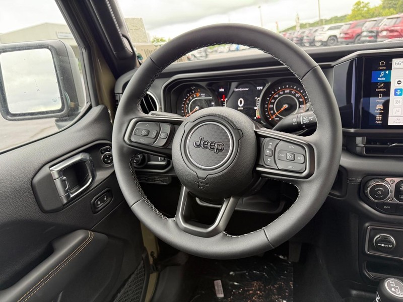 Jeep Gladiator Vehicle Full-screen Gallery Image 9