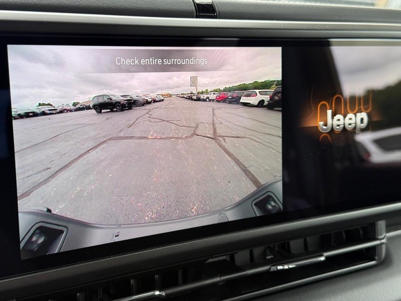 Jeep Gladiator Vehicle Full-screen Gallery Image 16