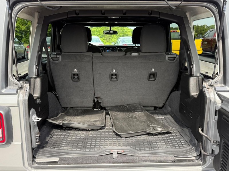 Jeep Wrangler Vehicle Full-screen Gallery Image 4