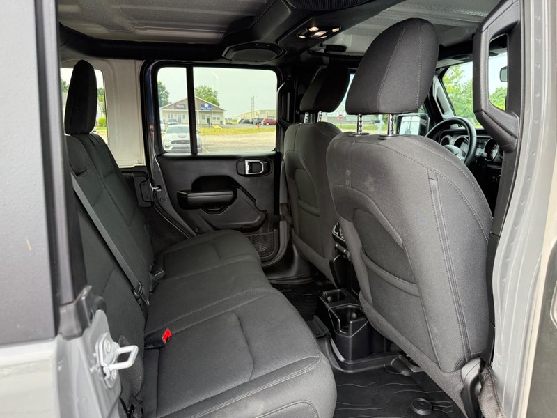 Jeep Wrangler Vehicle Full-screen Gallery Image 10