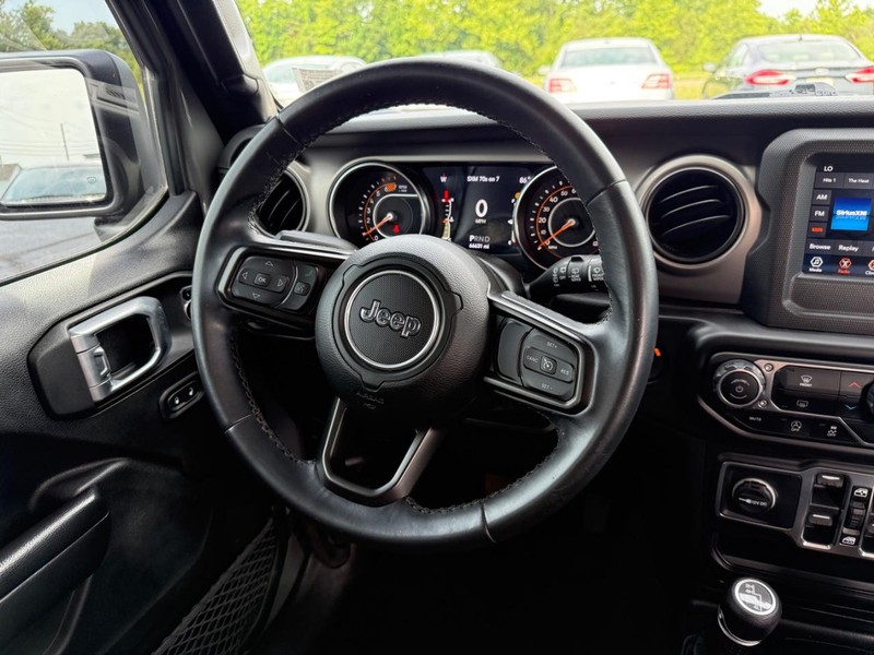 Jeep Wrangler Vehicle Full-screen Gallery Image 12
