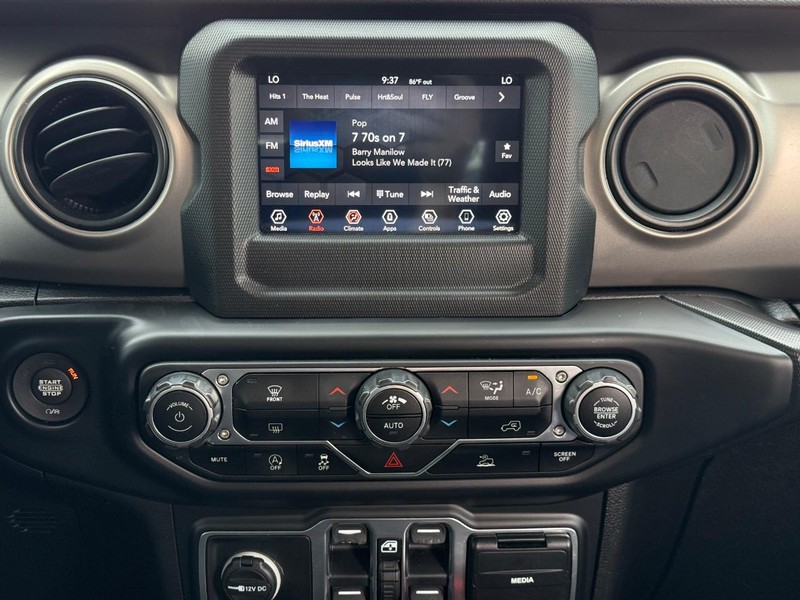 Jeep Wrangler Vehicle Full-screen Gallery Image 13