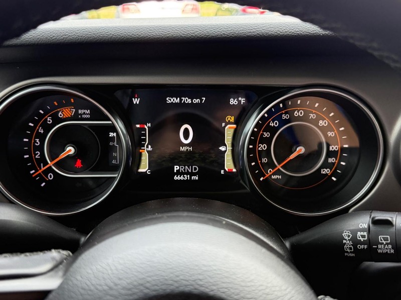 Jeep Wrangler Vehicle Full-screen Gallery Image 17