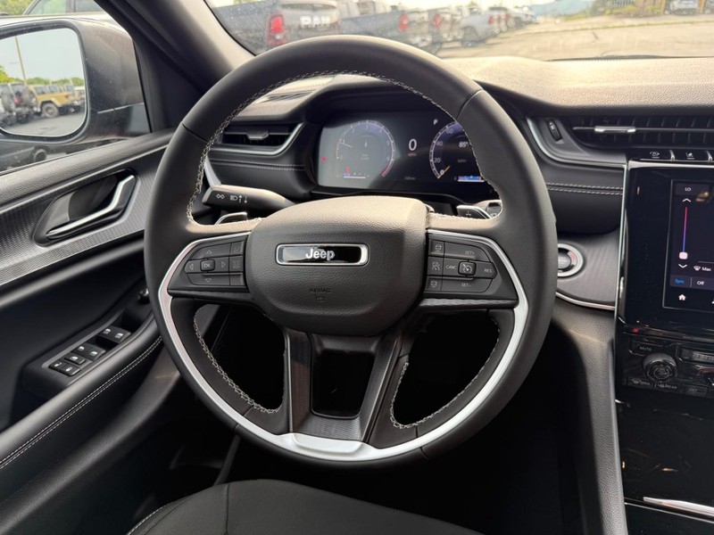 Jeep Grand Cherokee Vehicle Full-screen Gallery Image 7