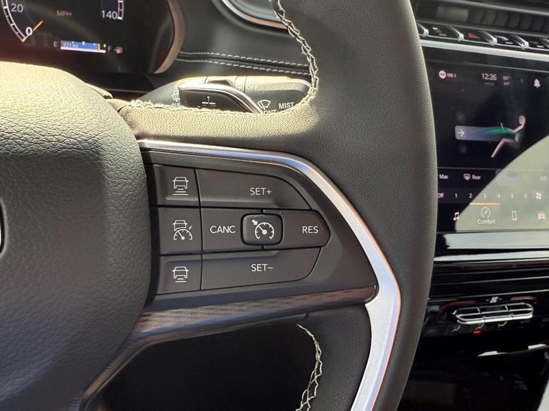 Jeep Grand Cherokee Vehicle Full-screen Gallery Image 12