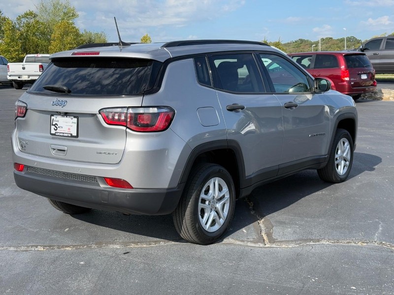 Jeep Compass Vehicle Full-screen Gallery Image 3