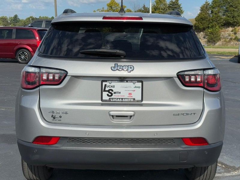 Jeep Compass Vehicle Full-screen Gallery Image 5