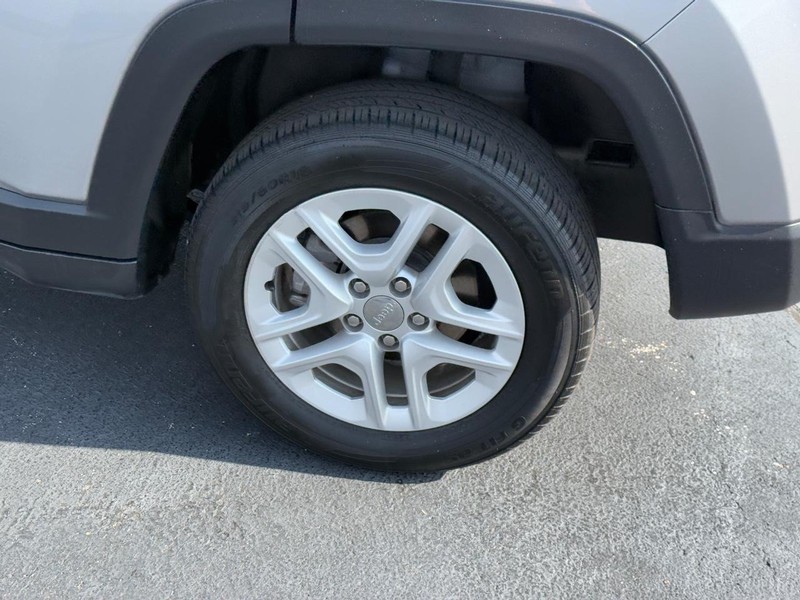 Jeep Compass Vehicle Full-screen Gallery Image 8