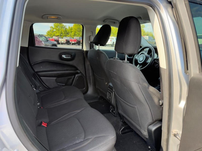 Jeep Compass Vehicle Full-screen Gallery Image 11