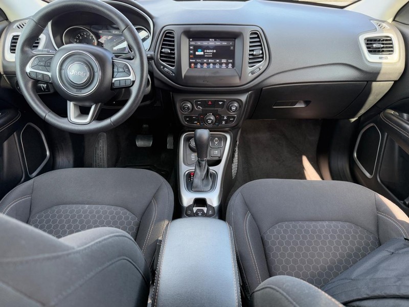 Jeep Compass Vehicle Full-screen Gallery Image 12