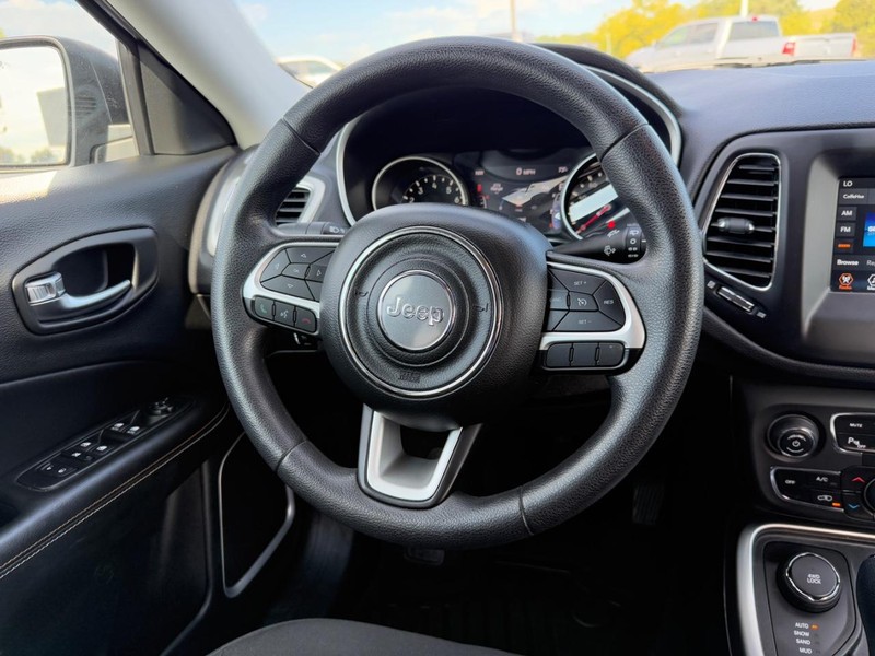 Jeep Compass Vehicle Full-screen Gallery Image 13
