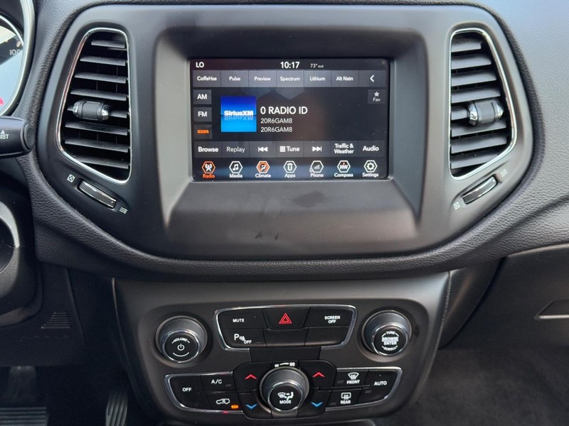 Jeep Compass Vehicle Full-screen Gallery Image 14