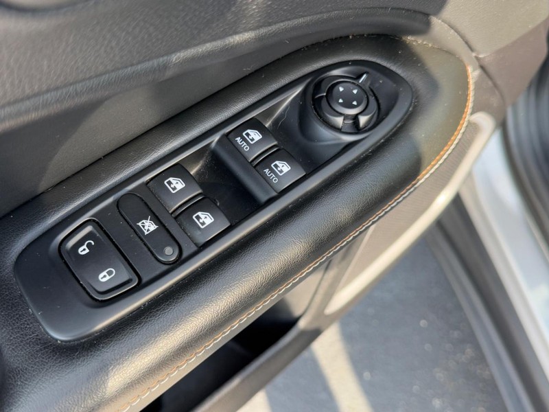 Jeep Compass Vehicle Full-screen Gallery Image 15