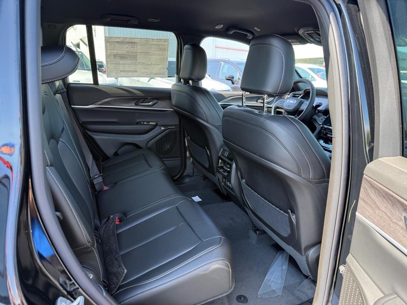 Jeep Grand Cherokee Vehicle Full-screen Gallery Image 6