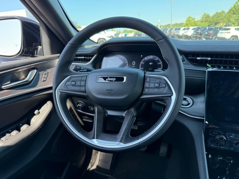 Jeep Grand Cherokee Vehicle Full-screen Gallery Image 8