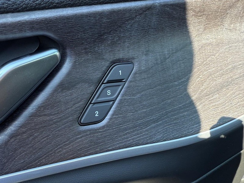 Jeep Grand Cherokee Vehicle Full-screen Gallery Image 11