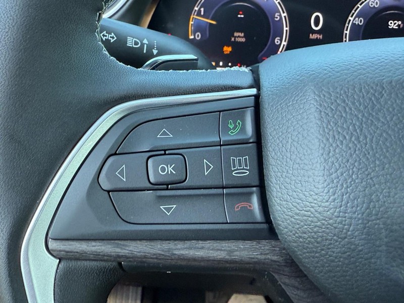 Jeep Grand Cherokee Vehicle Full-screen Gallery Image 13