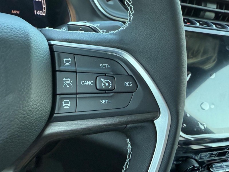 Jeep Grand Cherokee Vehicle Full-screen Gallery Image 14
