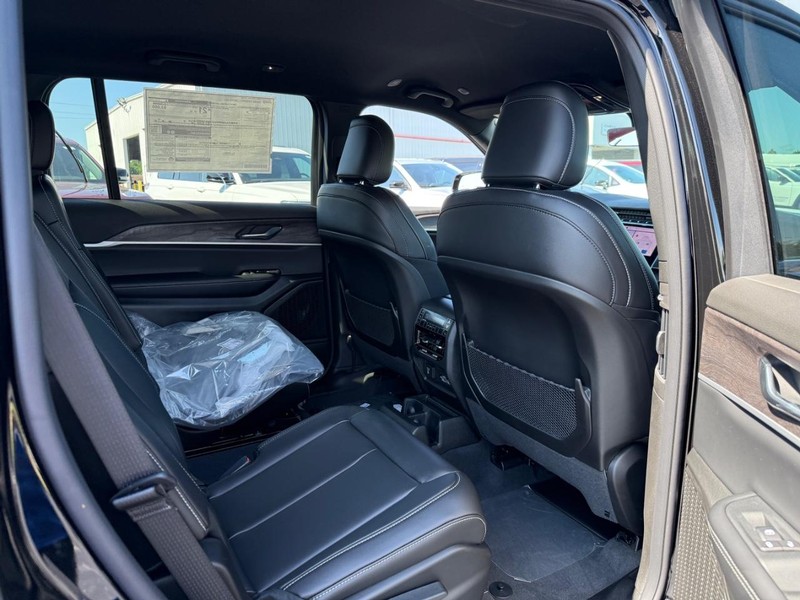 Jeep Grand Cherokee L Vehicle Full-screen Gallery Image 6